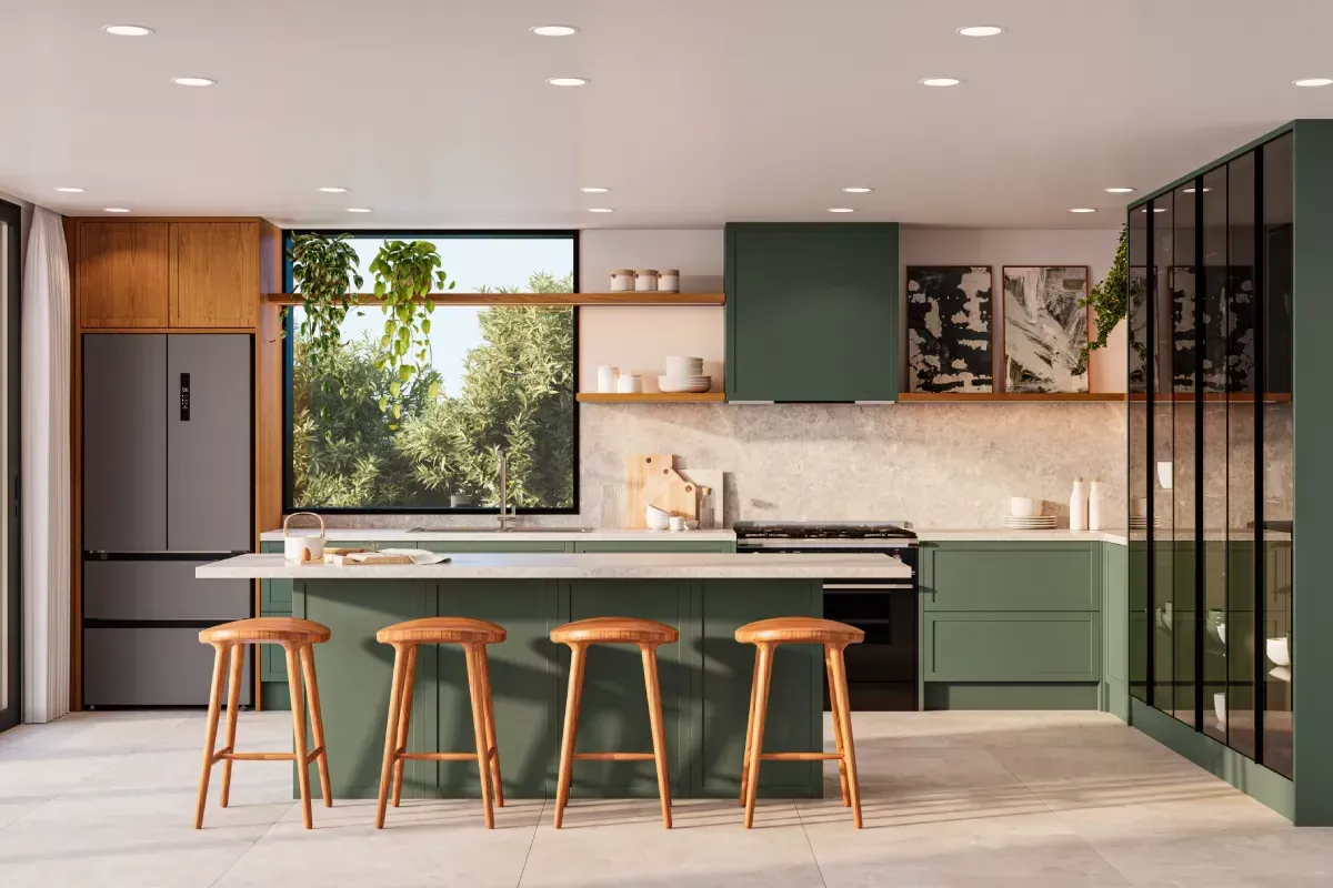 Cozinha planejada verde com ilha e banquetas de madeira
